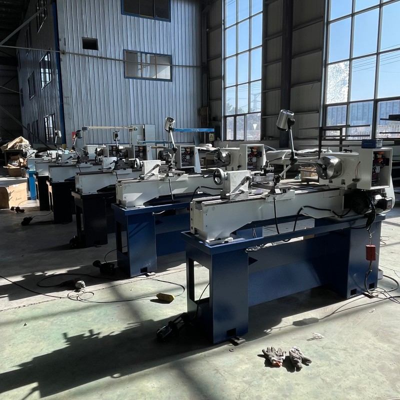horizontal manual lathe