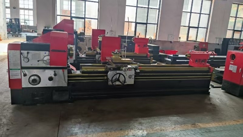 Manual universal lathes
